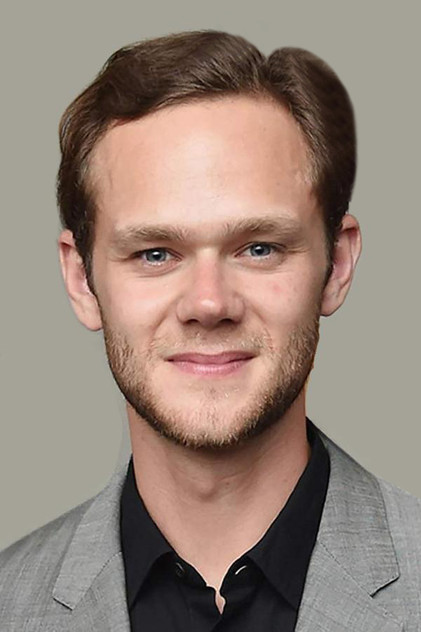 Joseph Cross como Bruce Carter
