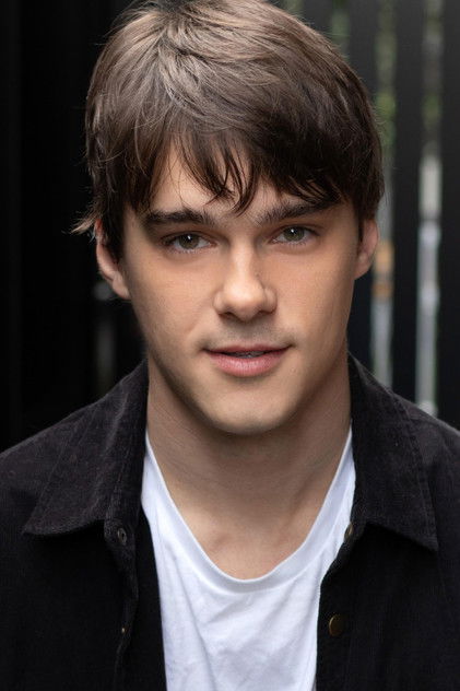 Mitchell Hope como Josh