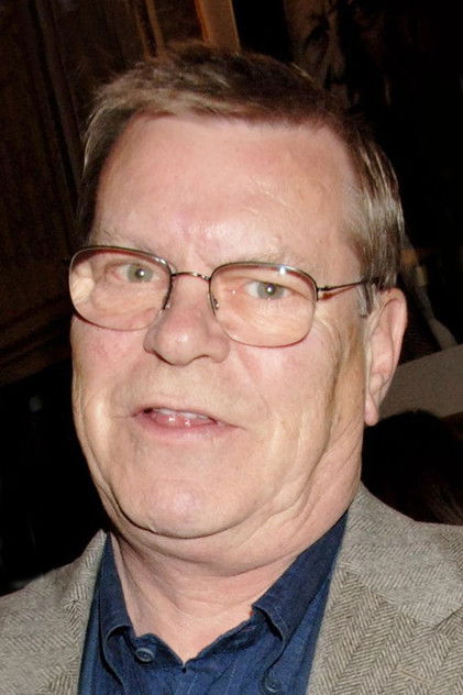 Warren Clarke como Dim