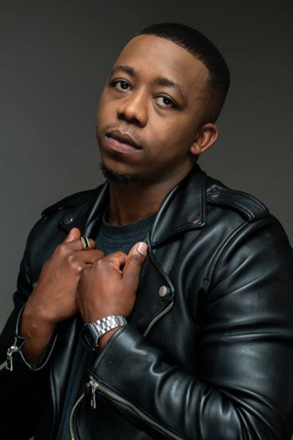 Mpho Sebeng dans le rôle de Cue 'Comrade' Caesar