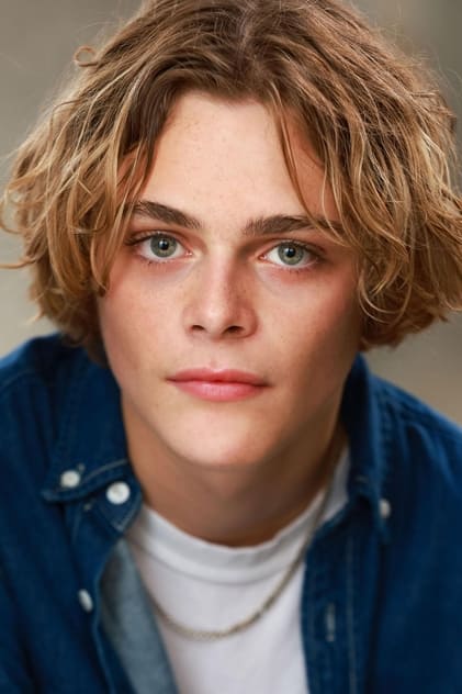 Billy Barratt como Andy