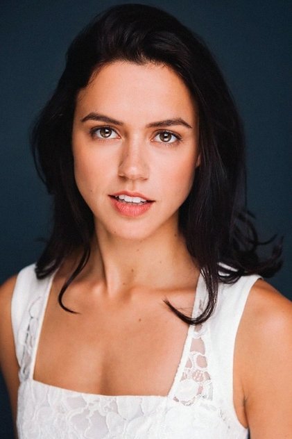 Nina Kiri como Evy Babic
