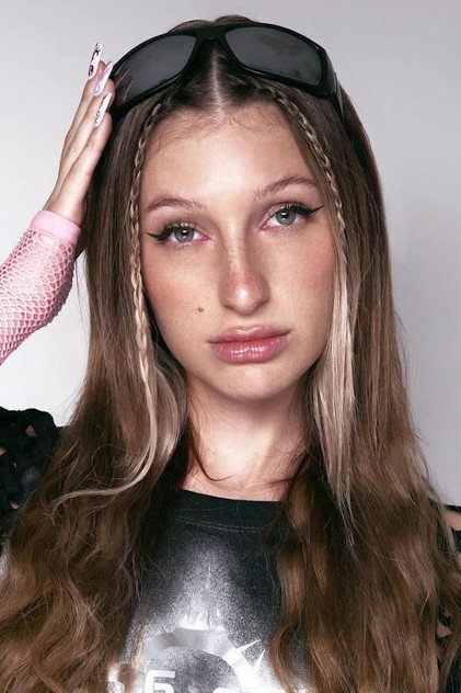 Yamila Safdie como Camila