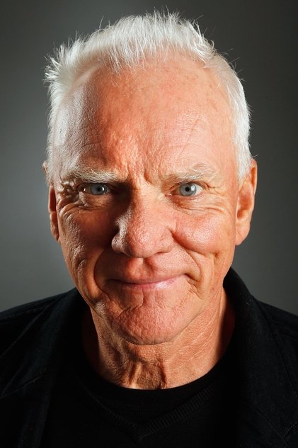 Malcolm McDowell como Alex