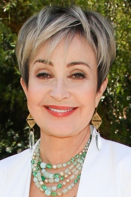 Annie Potts como Gigi