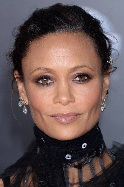 Thandiwe Newton como Emily 'Watts' Sanders