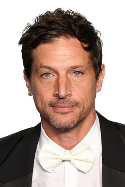 Simon Rex como Mikey