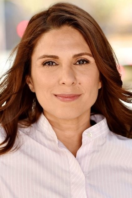 Shila Ommi dans le rôle de Cinder (voice)
