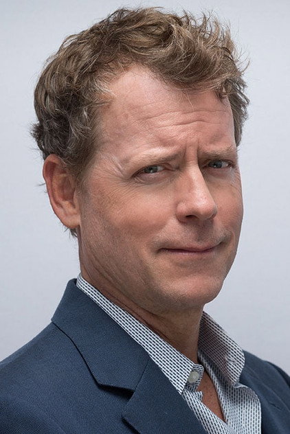 Greg Kinnear como Simon Bishop