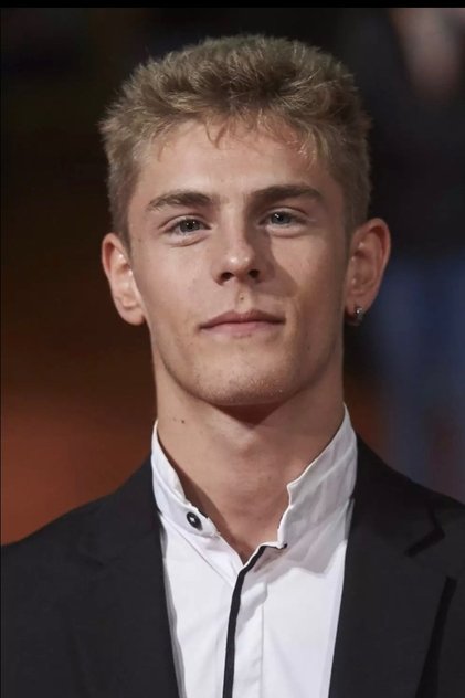 Patrick Criado como Bonifacio (Beau)