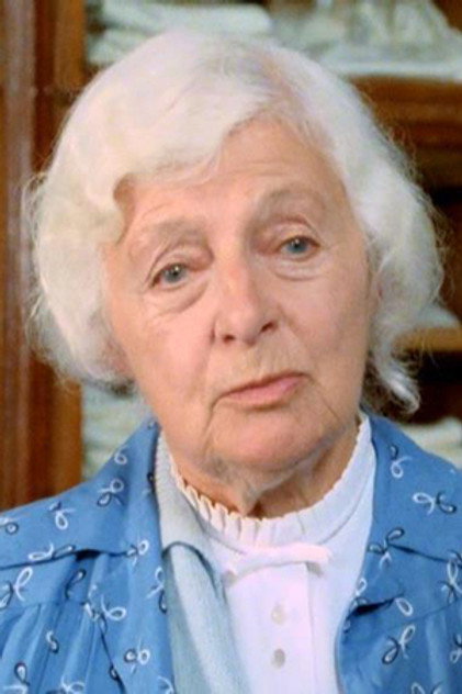 Sheila Raynor como Mum