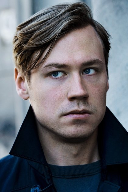 David Kross como Roman