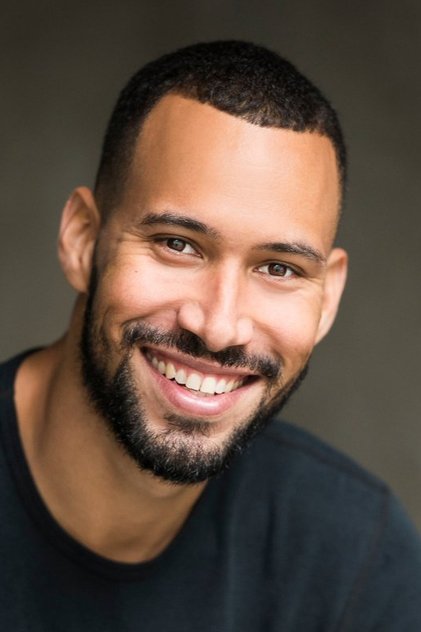 Luc Roderique como Scott