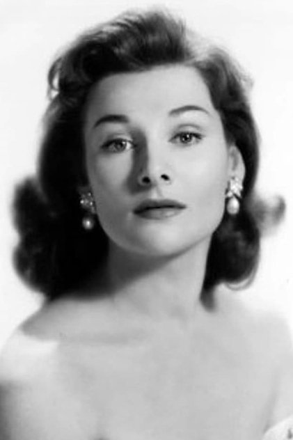 Adrienne Corri como Mrs. Alexander
