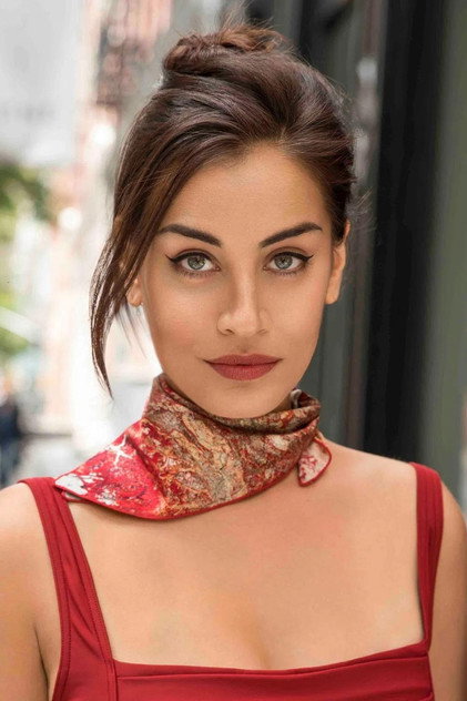 Lara Wolf dans le rôle de Azin