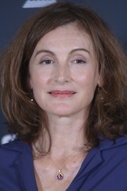 Camille Japy como Anne-Marie Meunier-Dauphin