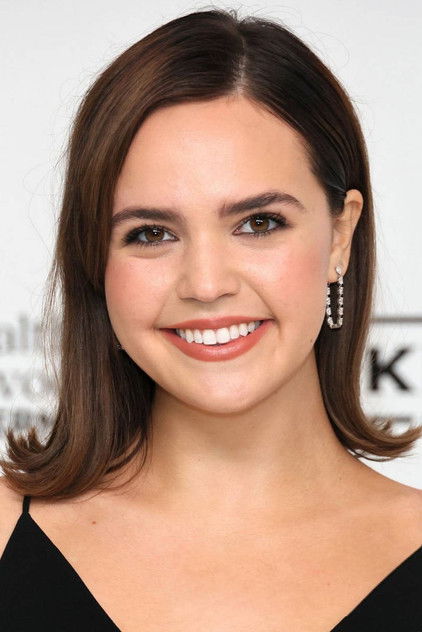 Bailee Madison como Leah Jones