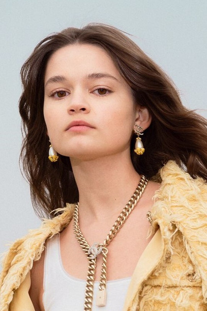 Ciara Bravo as Isabelle