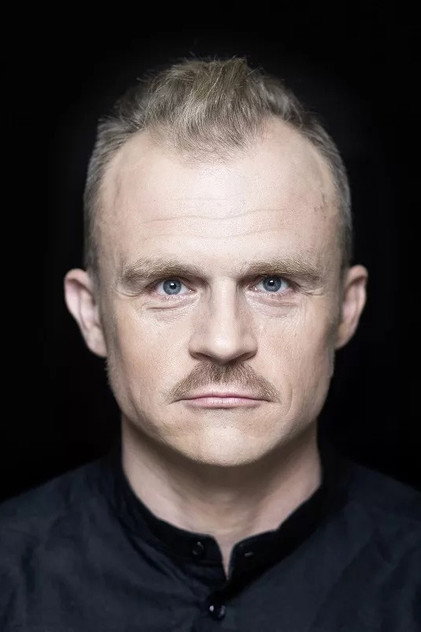 Piotr Rogucki como Wiktor