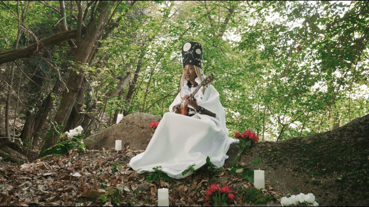 Fatoumata Diawara abandona el crossover y regresa a Mali con Massa