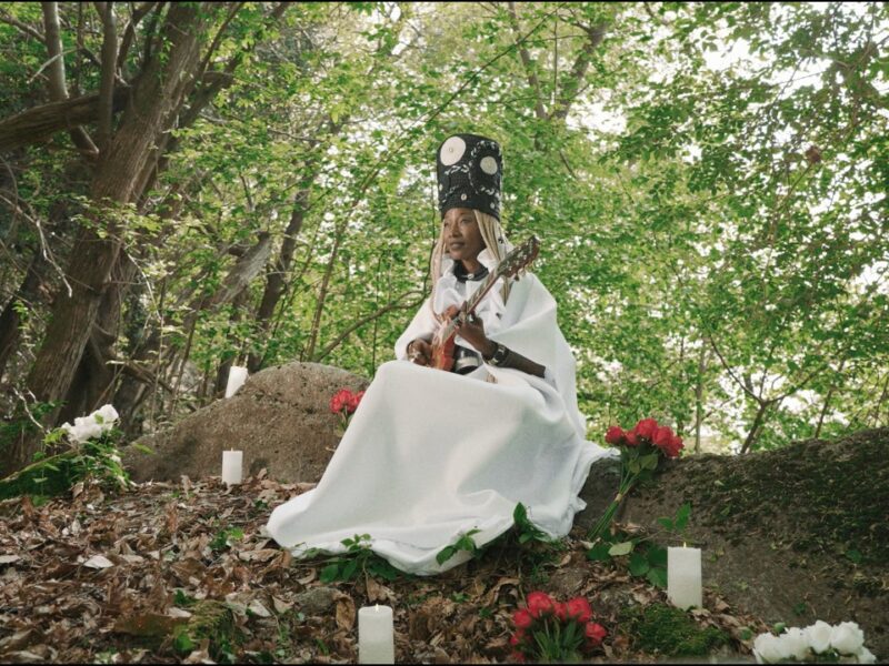 Fatoumata Diawara délaisse le crossover et revient aux sources avec -M-