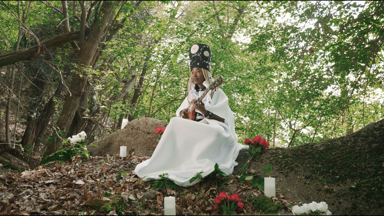 Fatoumata Diawara abandona el crossover y regresa a Mali con Massa