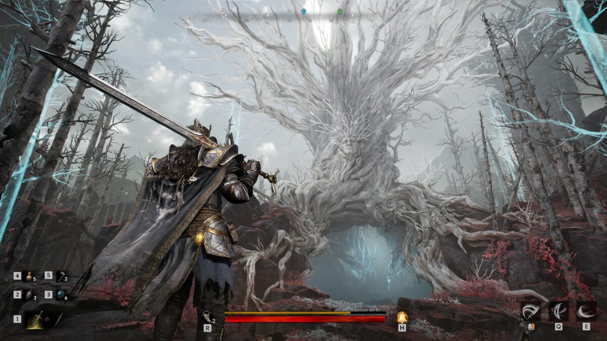 The Withered Knight class in Mistfall Hunter faces a colossal supernatural tree entity in the fog-shrouded Gyldenmist
