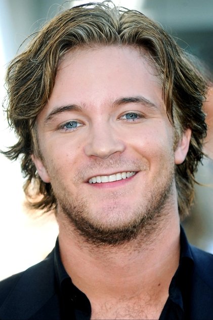 Michael Welch como Enzo