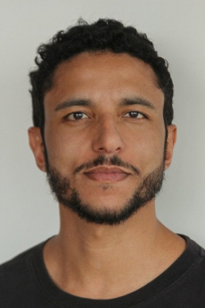 Felipe Frazão como Leo