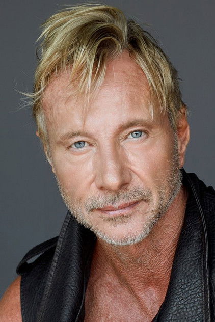 Matthias Hues como Mr. Samuelson