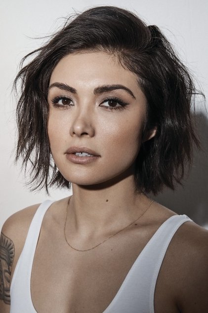 Daniella Pineda 役 Shelly