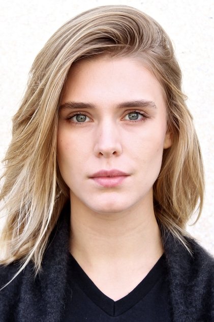 Gaia Weiss como Sara