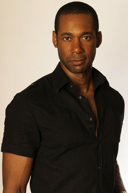 Dion Johnstone dans le rôle de Erik Whitley