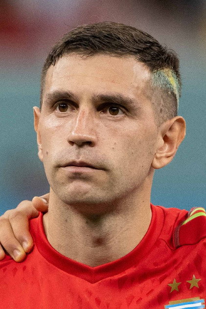 Emiliano Martínez como Self