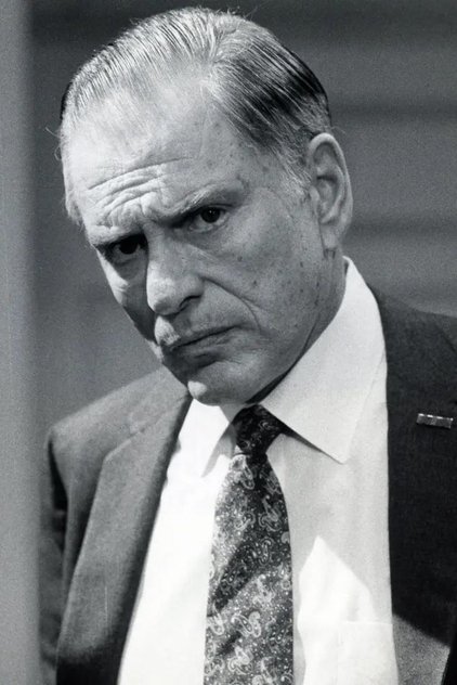 G.D. Spradlin dans le rôle de General Corman