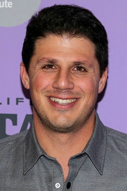 Jonathan Yunger como Cash