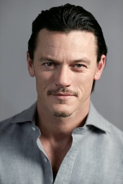Luke Evans como Alex Tchenkov