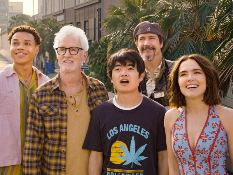 Zoey Deutch persegue Jon Hamm por Hollywood na nova comédia de David Wain