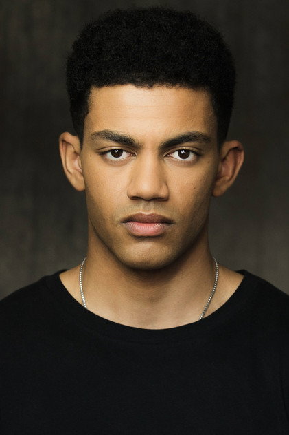 Miles Fowler como Daniel
