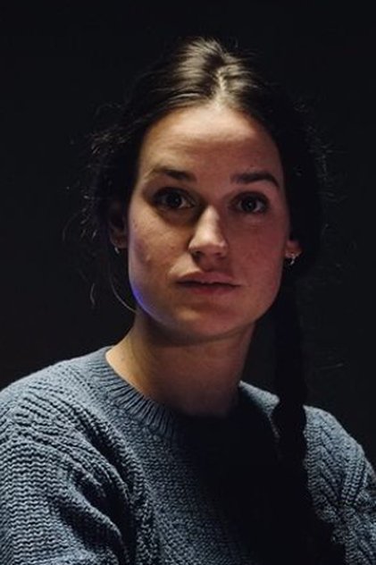 Constance Gay como Léonie Morel