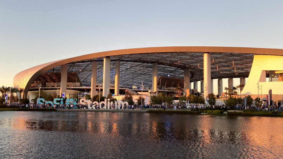 SoFi Stadium cambia el pasto de la NFL para alojar el debut mundialista de EE.UU.