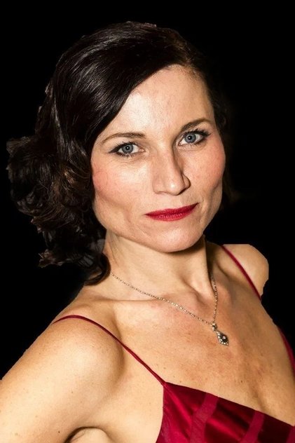 Kate Fleetwood como Laura