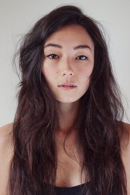 Natasha Liu Bordizzo como Julia
