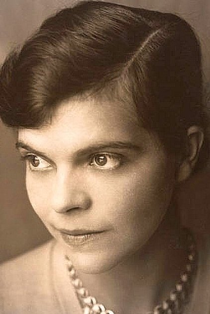 Dorothy Adams como Laura's Maid Bessie Clary (uncredited)