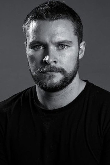Jack Reynor como Mac