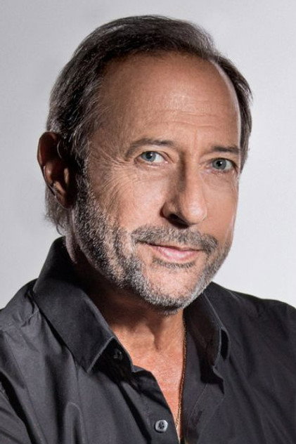 Guillermo Francella como Miguel Flores