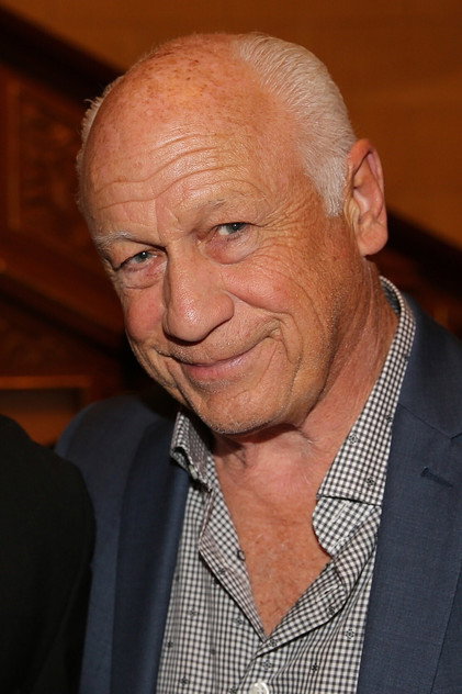 Joey Travolta como News Reporter
