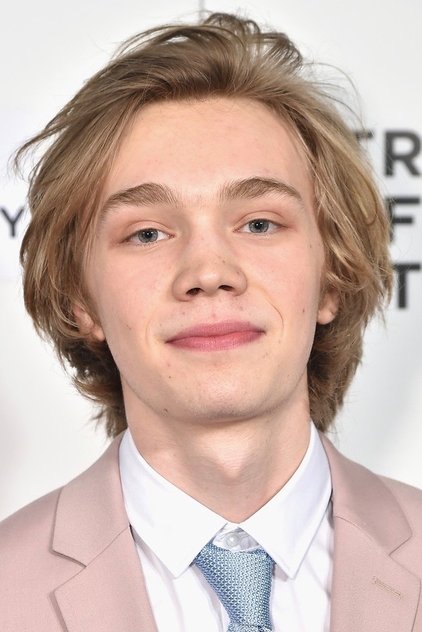 Charlie Plummer dans le rôle de Gary Barkovitch #5