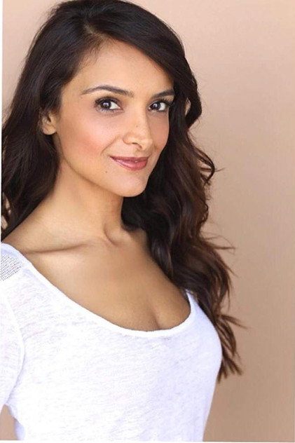 Soraya Kelley como Sarena