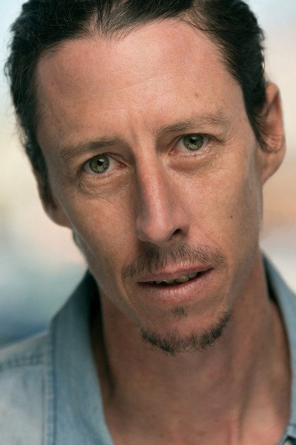 Brendan Bacon como Anton